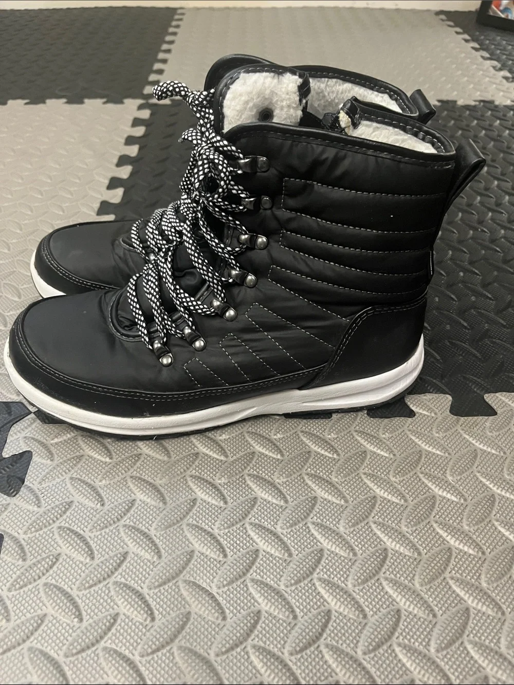 Khombu Black and White Lace-Up Winter Boots